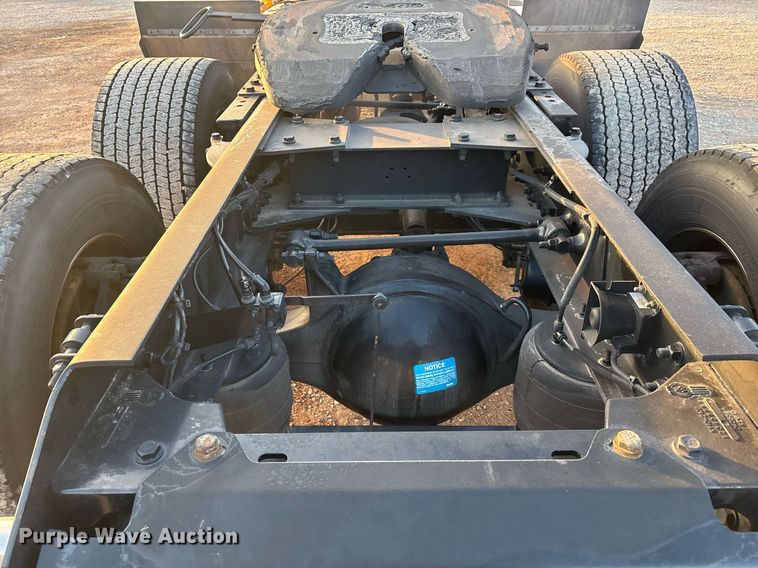 image for item ER4746 2022 Kenworth T680 semi truck