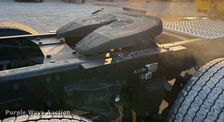 image for item ER4746 2022 Kenworth T680 semi truck