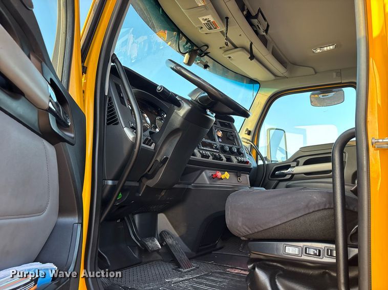 image for item ER4746 2022 Kenworth T680 semi truck