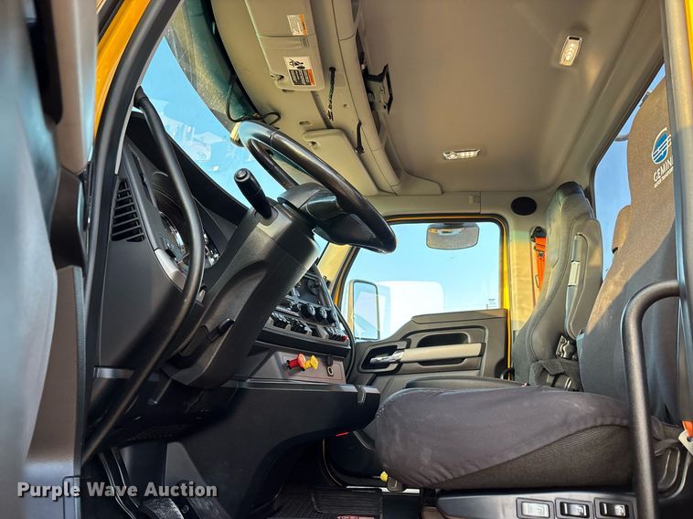 image for item ER4746 2022 Kenworth T680 semi truck