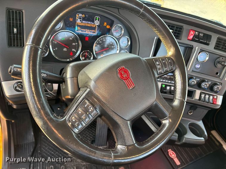 image for item ER4746 2022 Kenworth T680 semi truck