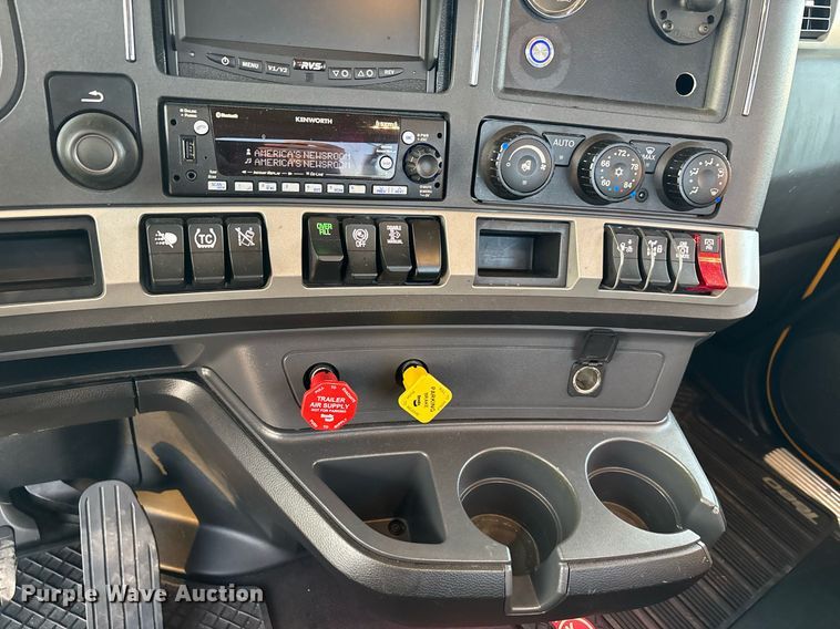 image for item ER4746 2022 Kenworth T680 semi truck