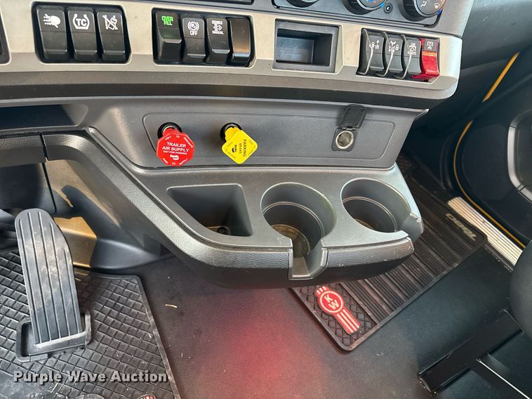 image for item ER4746 2022 Kenworth T680 semi truck