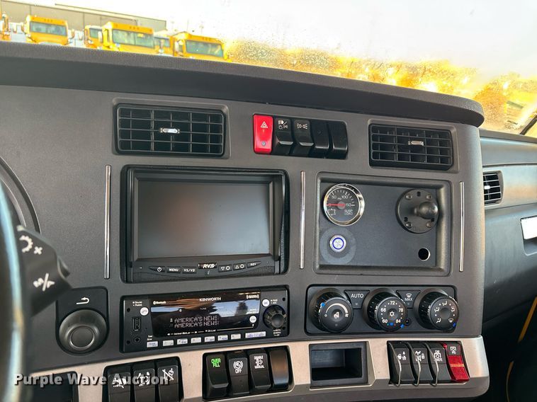 image for item ER4746 2022 Kenworth T680 semi truck