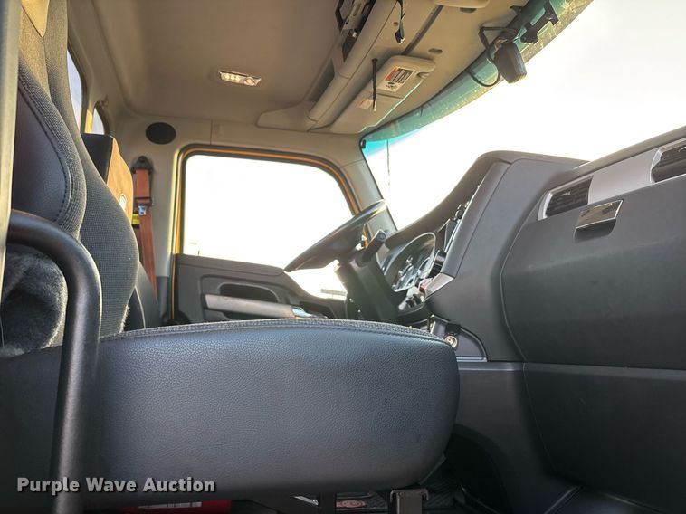 image for item ER4746 2022 Kenworth T680 semi truck