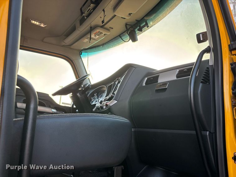 image for item ER4746 2022 Kenworth T680 semi truck