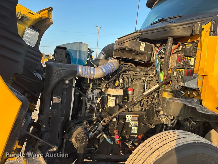 image for item ER4746 2022 Kenworth T680 semi truck