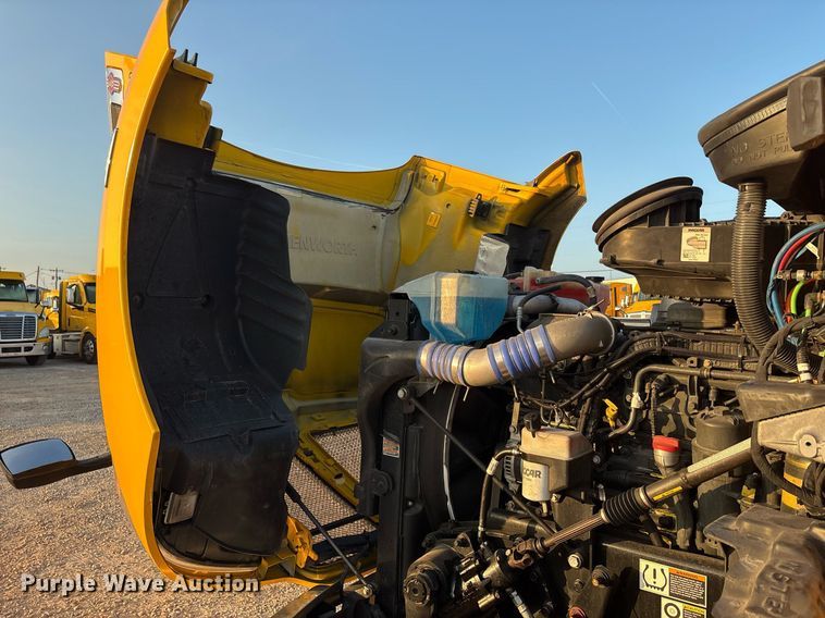 image for item ER4746 2022 Kenworth T680 semi truck