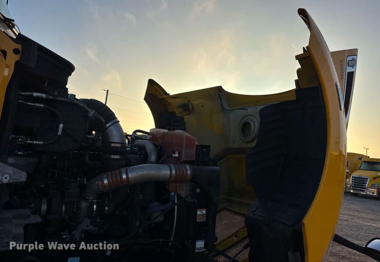 image for item ER4746 2022 Kenworth T680 semi truck