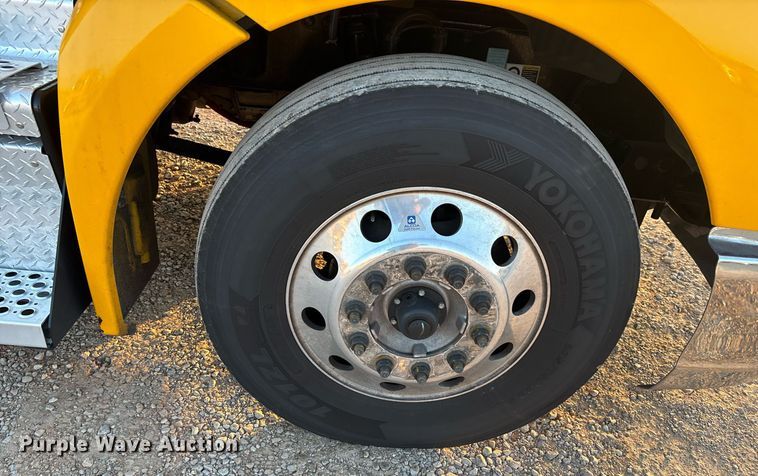 image for item ER4746 2022 Kenworth T680 semi truck