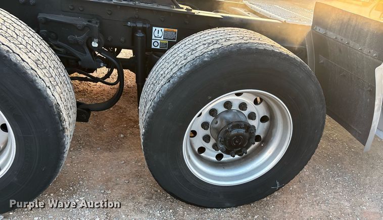 image for item ER4746 2022 Kenworth T680 semi truck