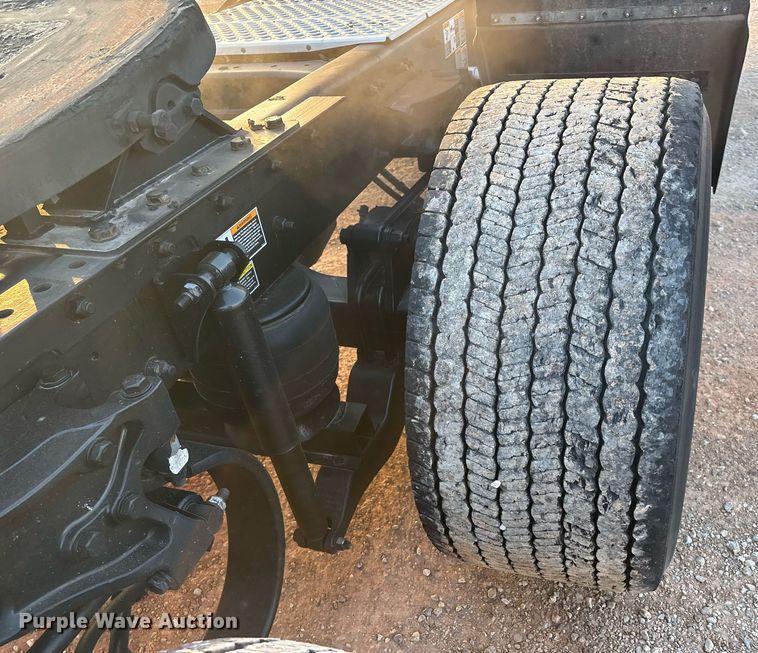 image for item ER4746 2022 Kenworth T680 semi truck