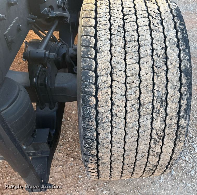 image for item ER4746 2022 Kenworth T680 semi truck