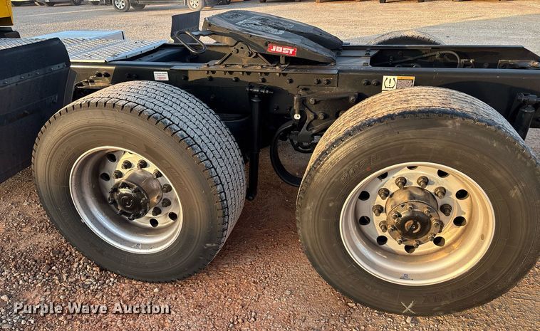 image for item ER4746 2022 Kenworth T680 semi truck