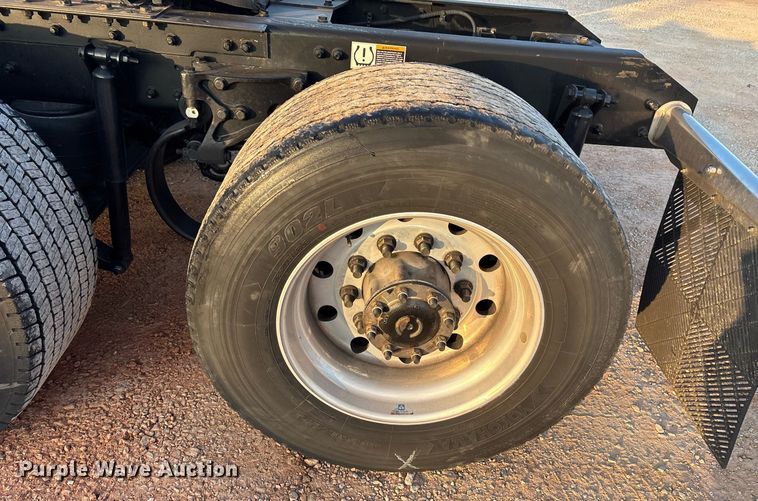 image for item ER4746 2022 Kenworth T680 semi truck