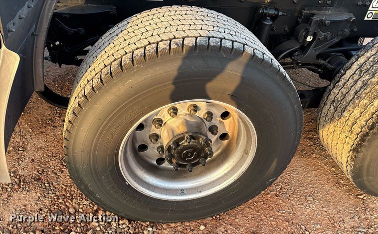 image for item ER4746 2022 Kenworth T680 semi truck