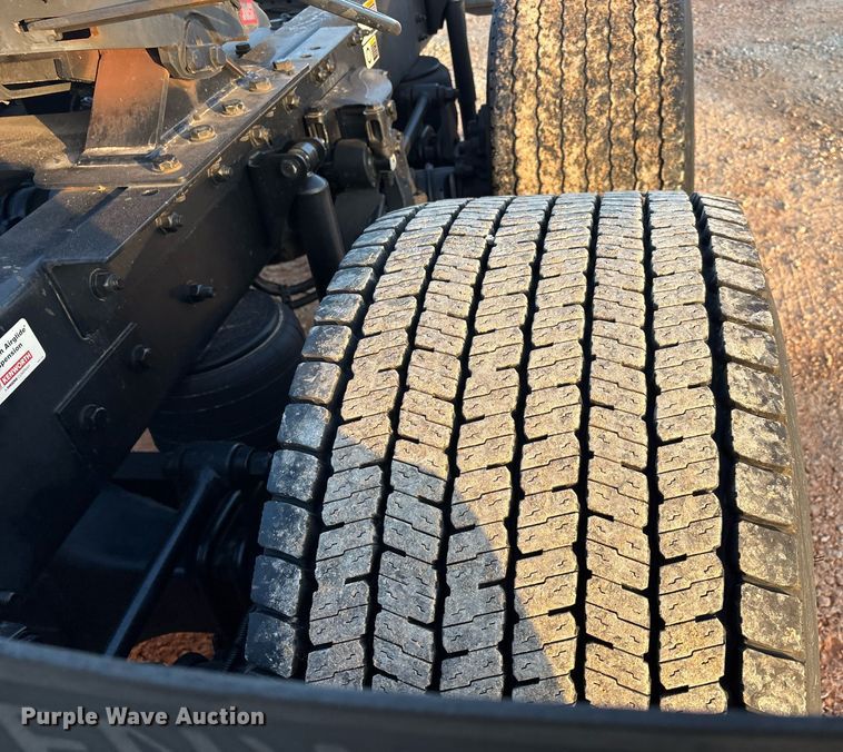 image for item ER4746 2022 Kenworth T680 semi truck