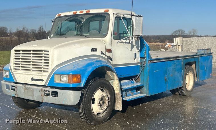 image for item MO9288 2001 International  4700 flatbed truck