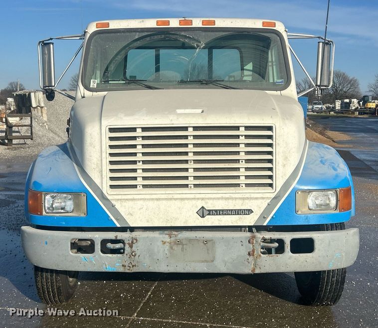 image for item MO9288 2001 International  4700 flatbed truck