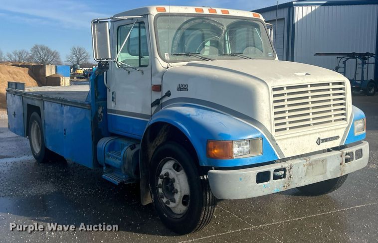 image for item MO9288 2001 International  4700 flatbed truck
