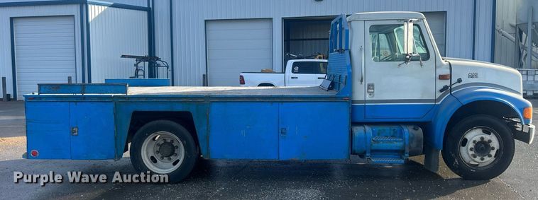image for item MO9288 2001 International  4700 flatbed truck