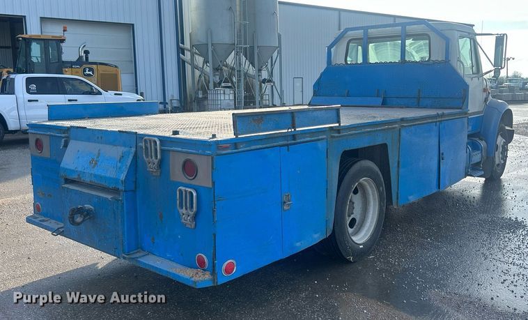 image for item MO9288 2001 International  4700 flatbed truck