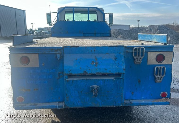 image for item MO9288 2001 International  4700 flatbed truck