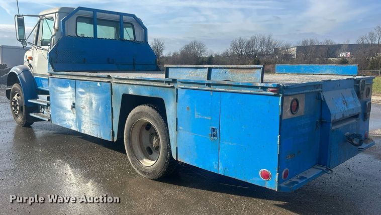 image for item MO9288 2001 International  4700 flatbed truck