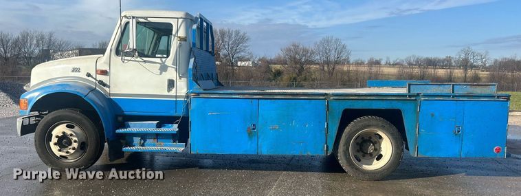 image for item MO9288 2001 International  4700 flatbed truck