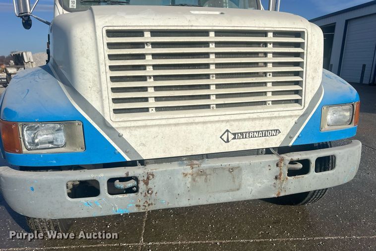 image for item MO9288 2001 International  4700 flatbed truck