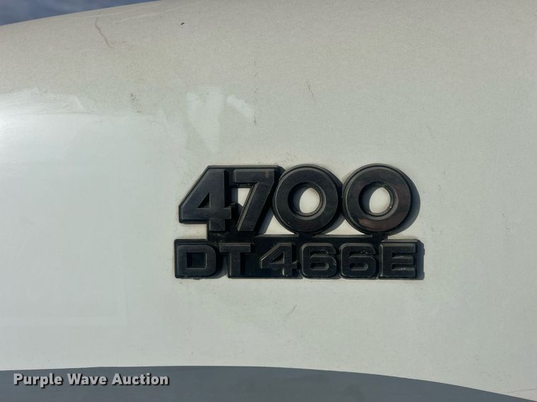 image for item MO9288 2001 International  4700 flatbed truck