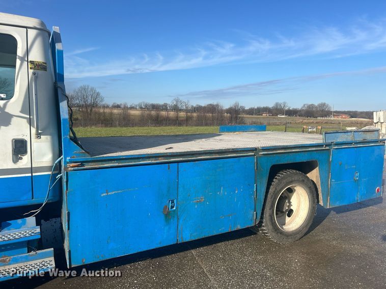 image for item MO9288 2001 International  4700 flatbed truck
