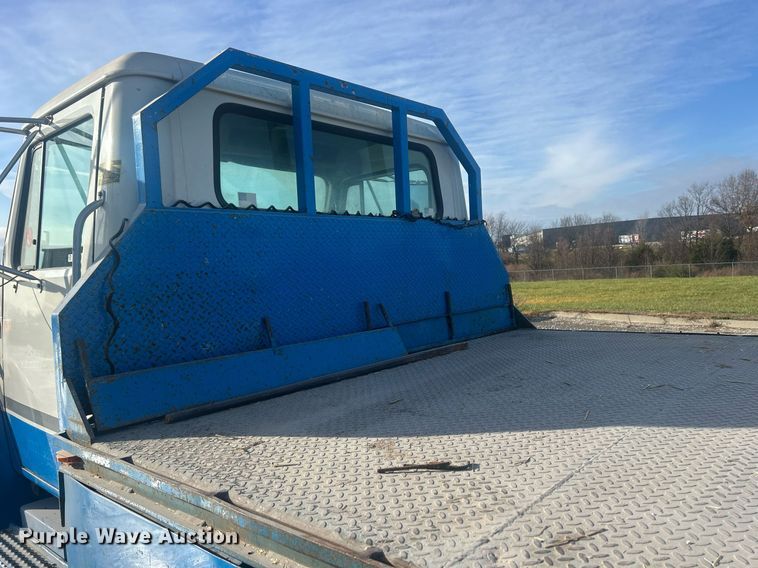 image for item MO9288 2001 International  4700 flatbed truck