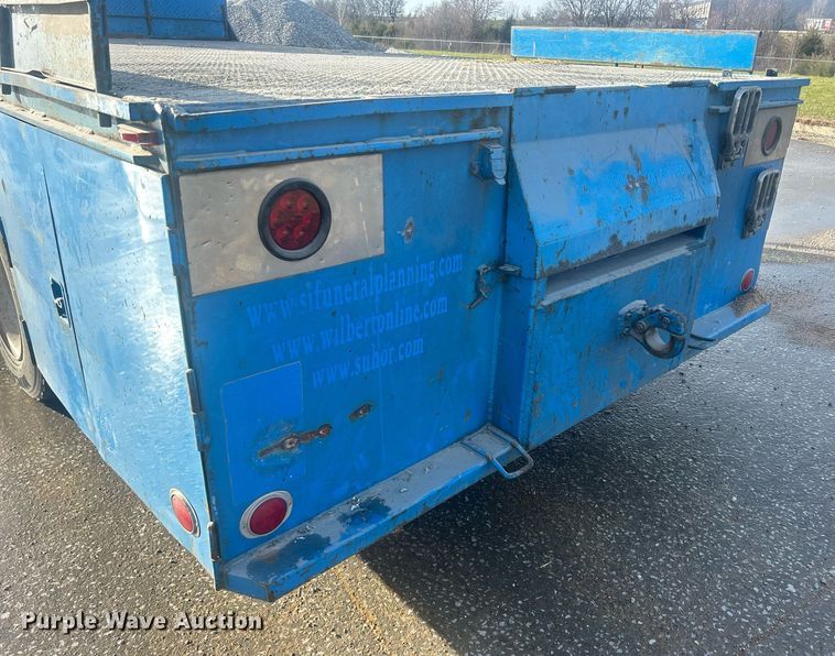 image for item MO9288 2001 International  4700 flatbed truck