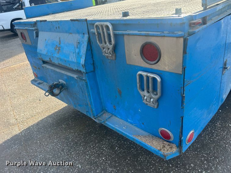 image for item MO9288 2001 International  4700 flatbed truck