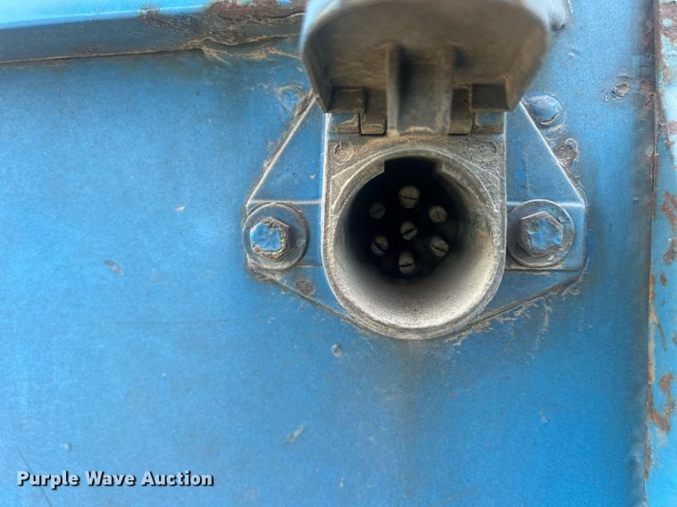 image for item MO9288 2001 International  4700 flatbed truck