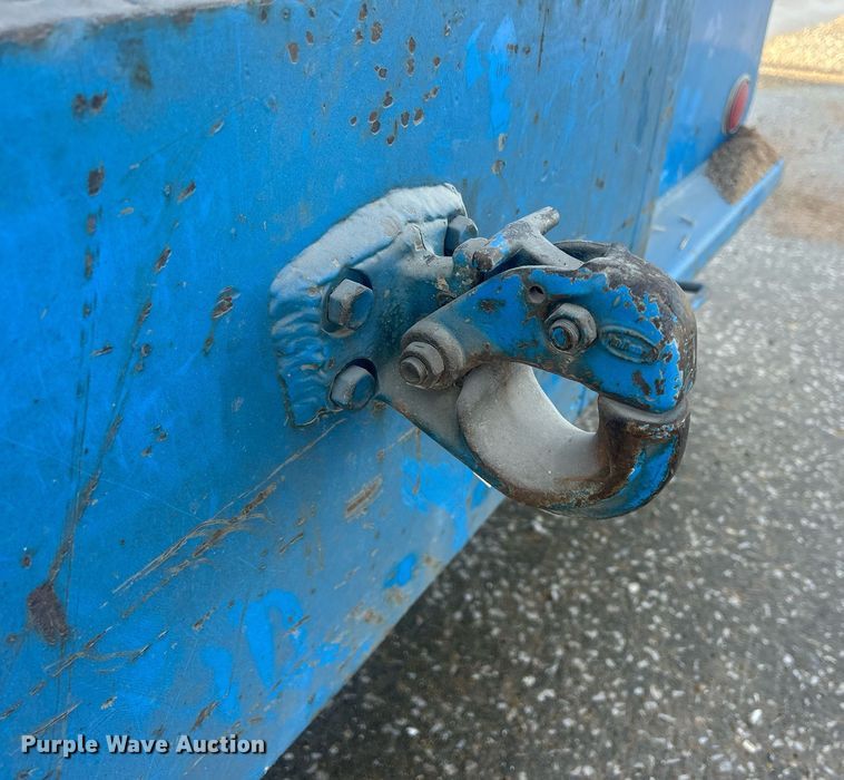 image for item MO9288 2001 International  4700 flatbed truck