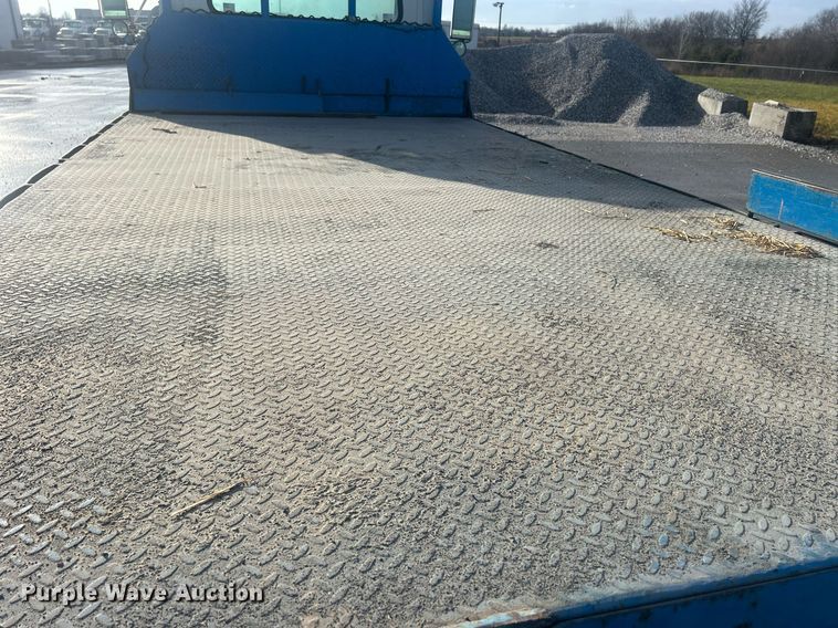 image for item MO9288 2001 International  4700 flatbed truck