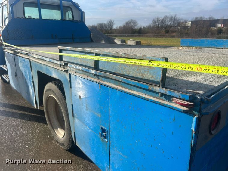 image for item MO9288 2001 International  4700 flatbed truck