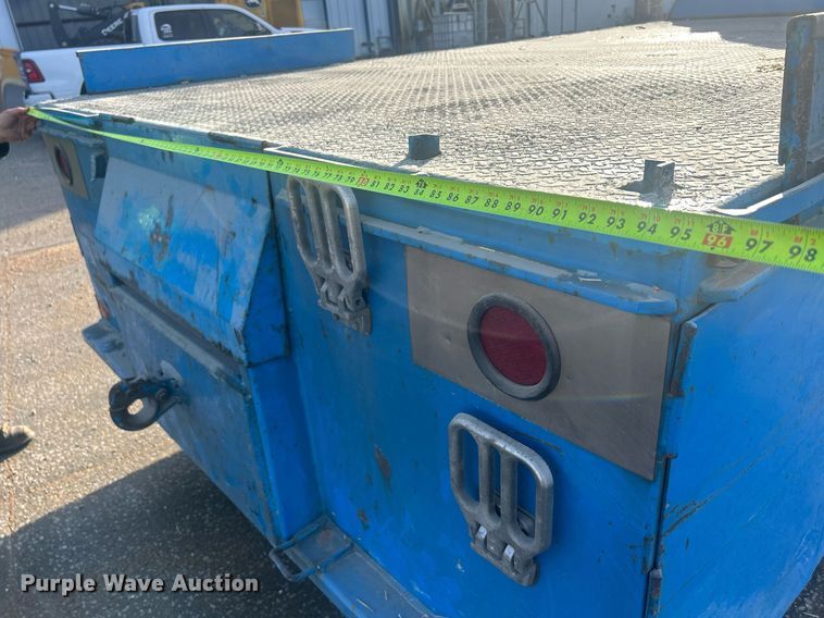 image for item MO9288 2001 International  4700 flatbed truck