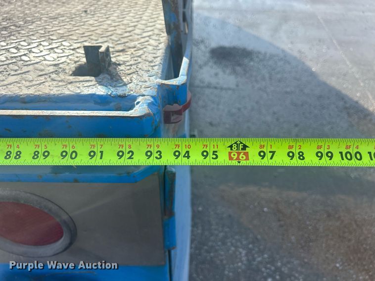 image for item MO9288 2001 International  4700 flatbed truck