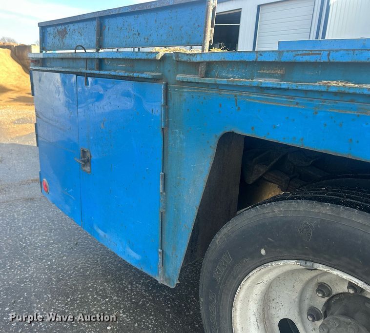 image for item MO9288 2001 International  4700 flatbed truck