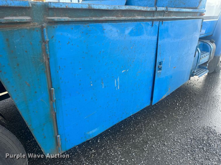 image for item MO9288 2001 International  4700 flatbed truck