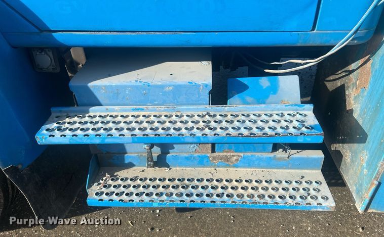 image for item MO9288 2001 International  4700 flatbed truck