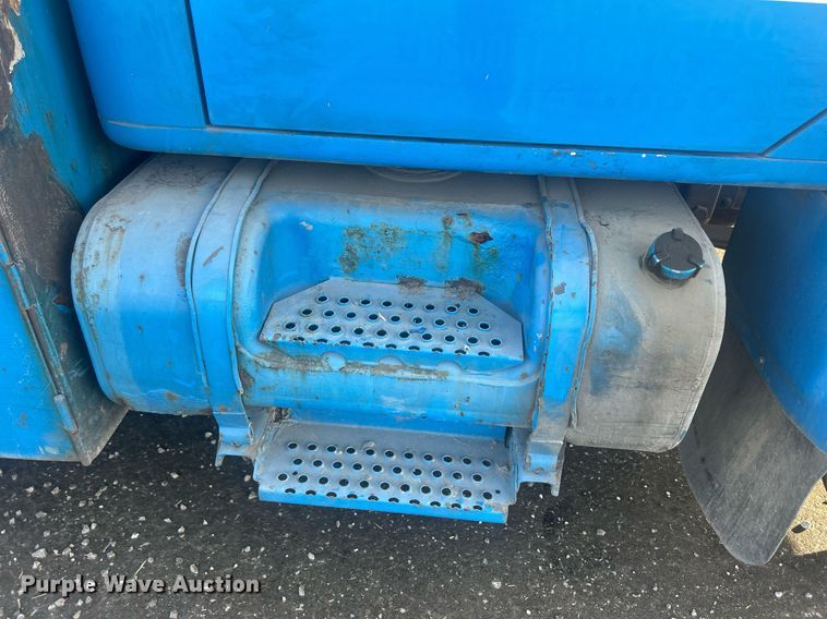 image for item MO9288 2001 International  4700 flatbed truck