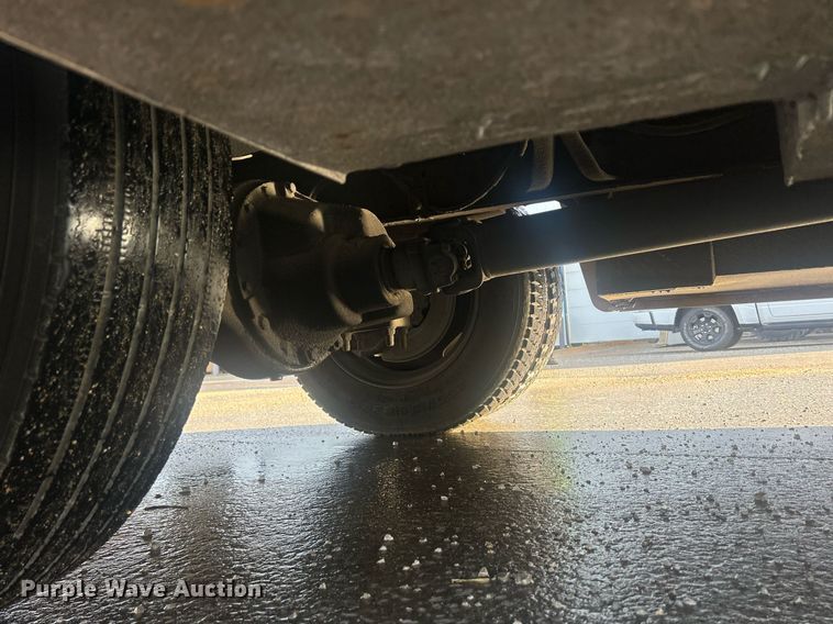 image for item MO9288 2001 International  4700 flatbed truck