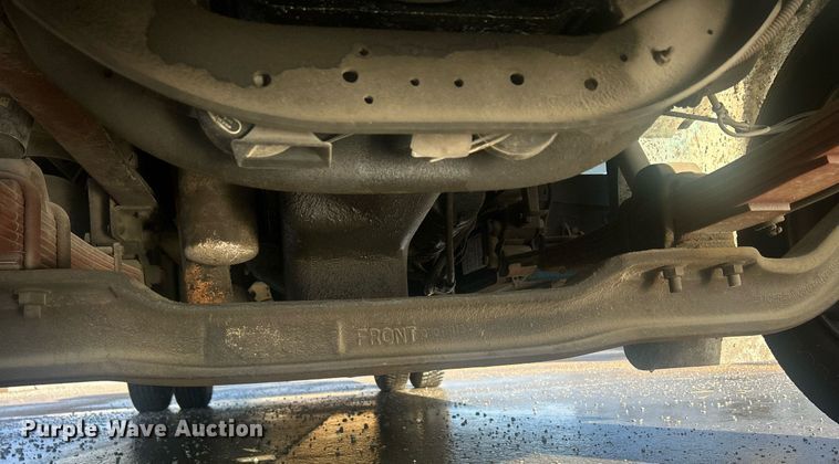 image for item MO9288 2001 International  4700 flatbed truck