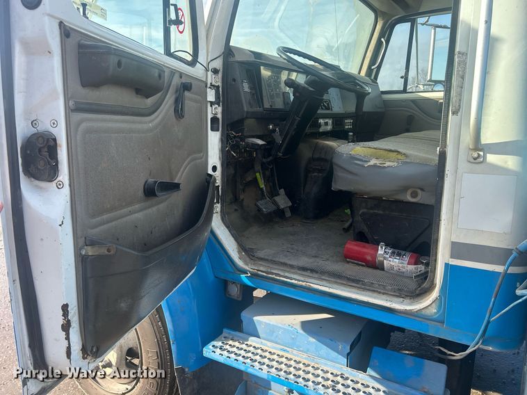 image for item MO9288 2001 International  4700 flatbed truck