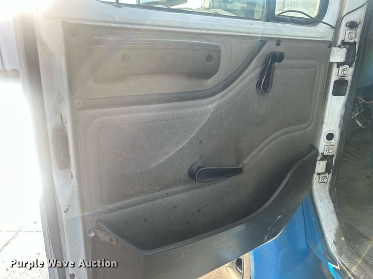 image for item MO9288 2001 International  4700 flatbed truck