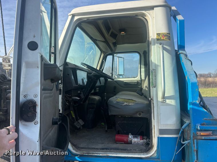 image for item MO9288 2001 International  4700 flatbed truck